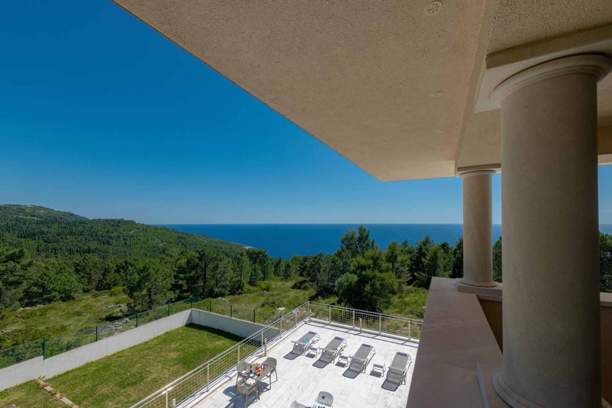 Villa Luxury Estates - Coral & Russelia