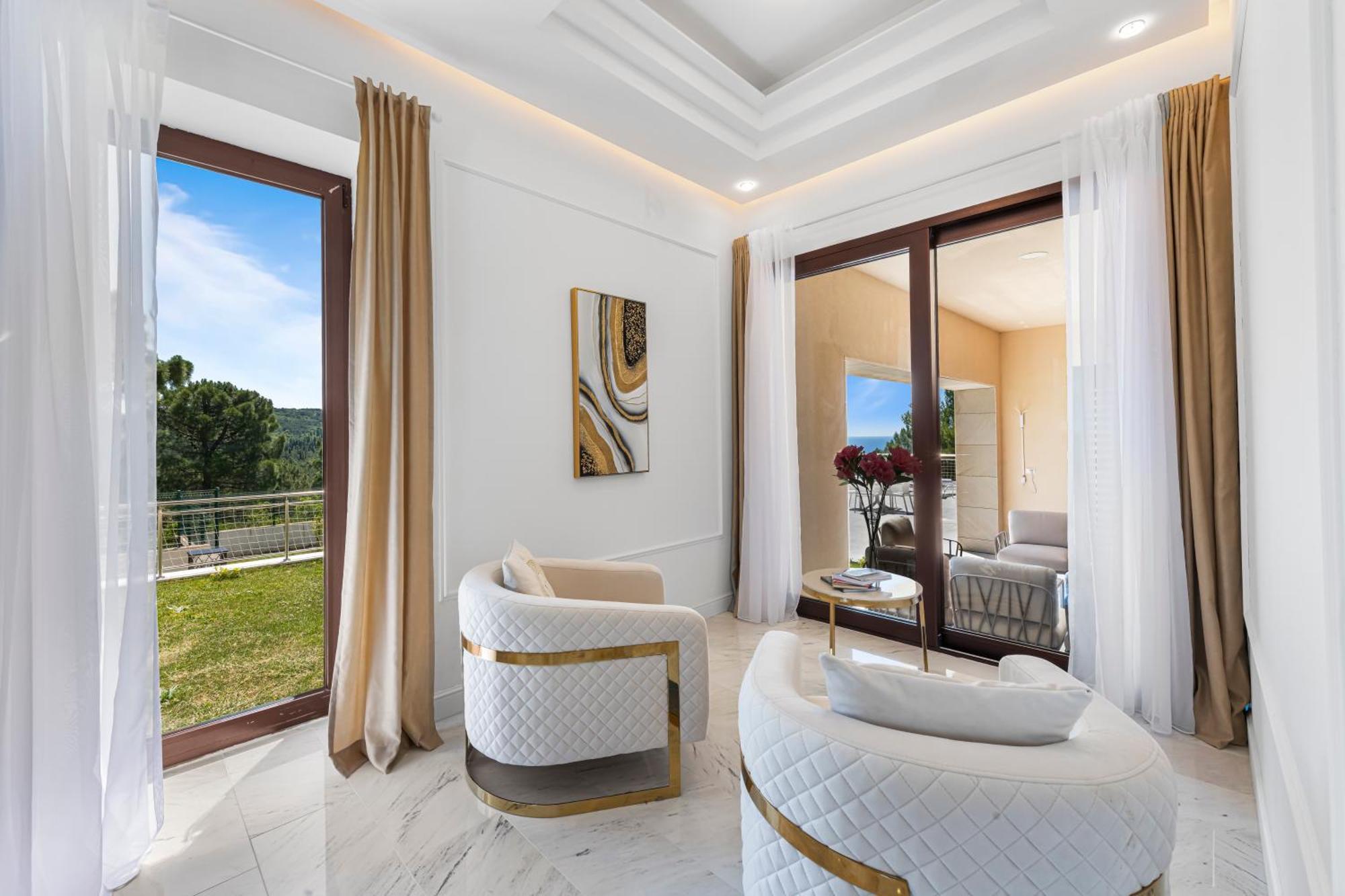 Villa Luxury Estates - Coral & Russelia