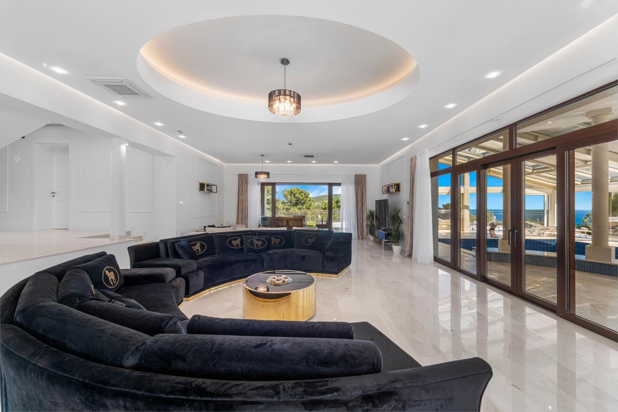 Luxury Estates - Coral & Russelia