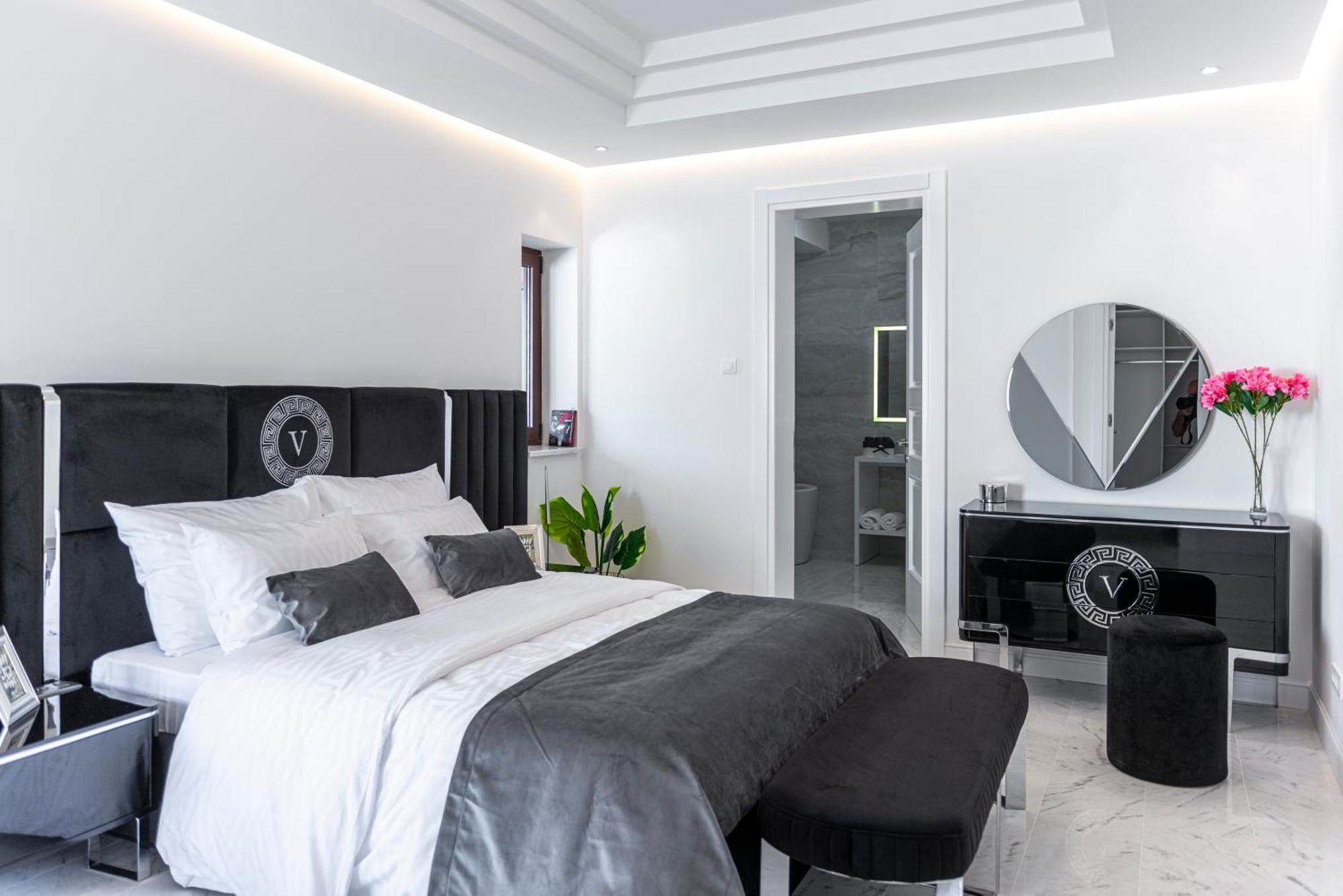 Luxury Estates - Coral & Russelia Villa *