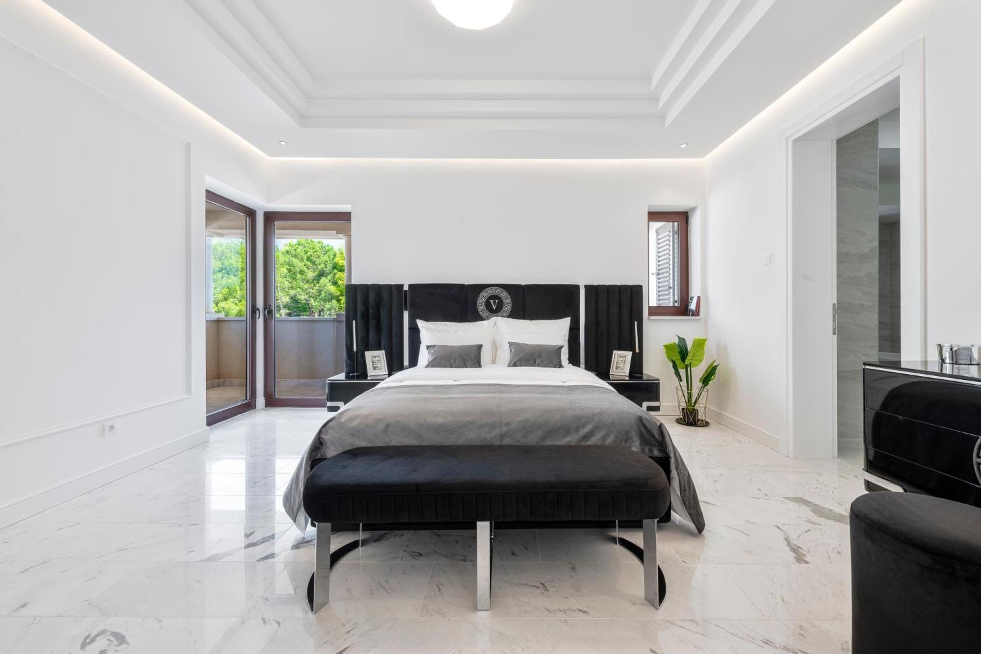 Luxury Estates - Coral & Russelia *