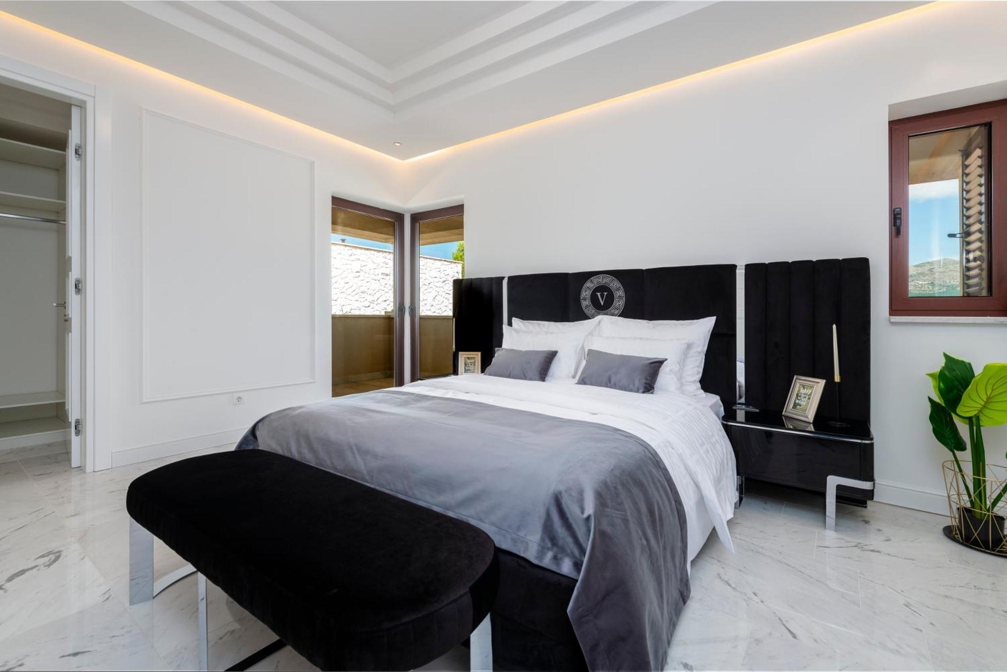 Luxury Estates - Coral & Russelia