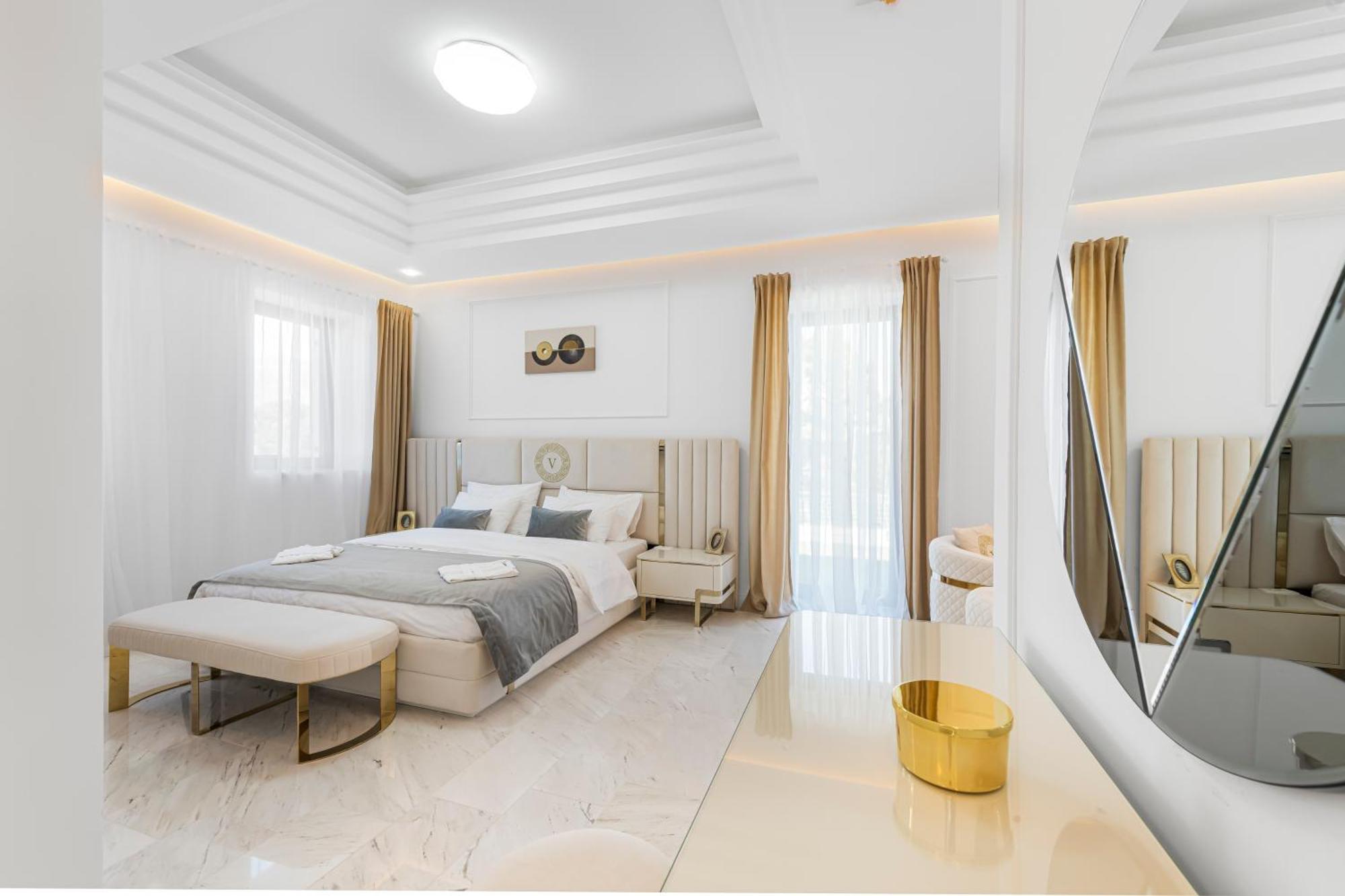 Luxury Estates - Coral & Russelia