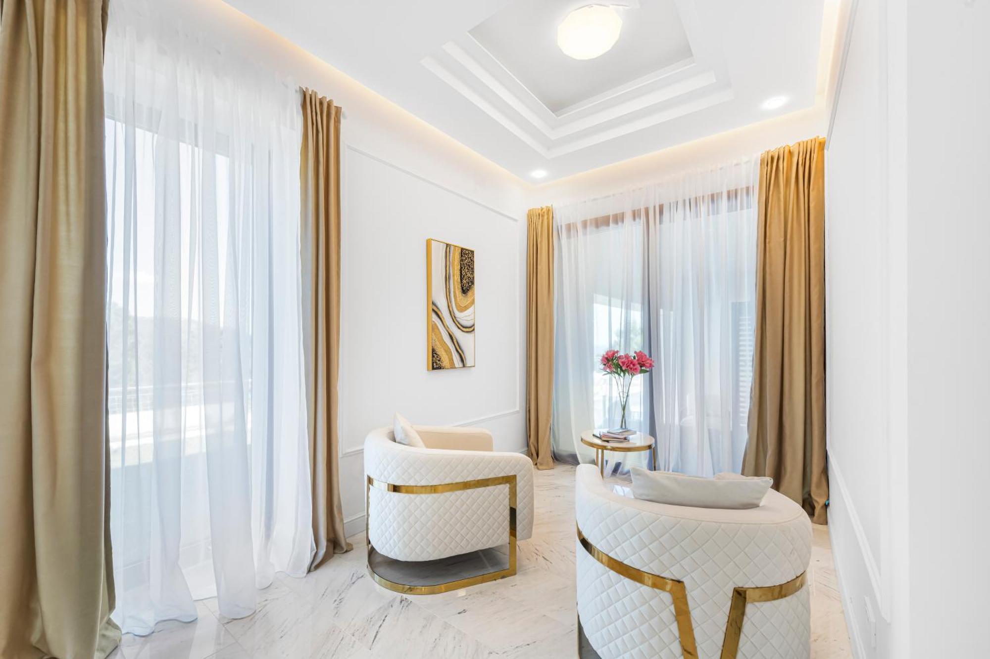 Villa Luxury Estates - Coral & Russelia