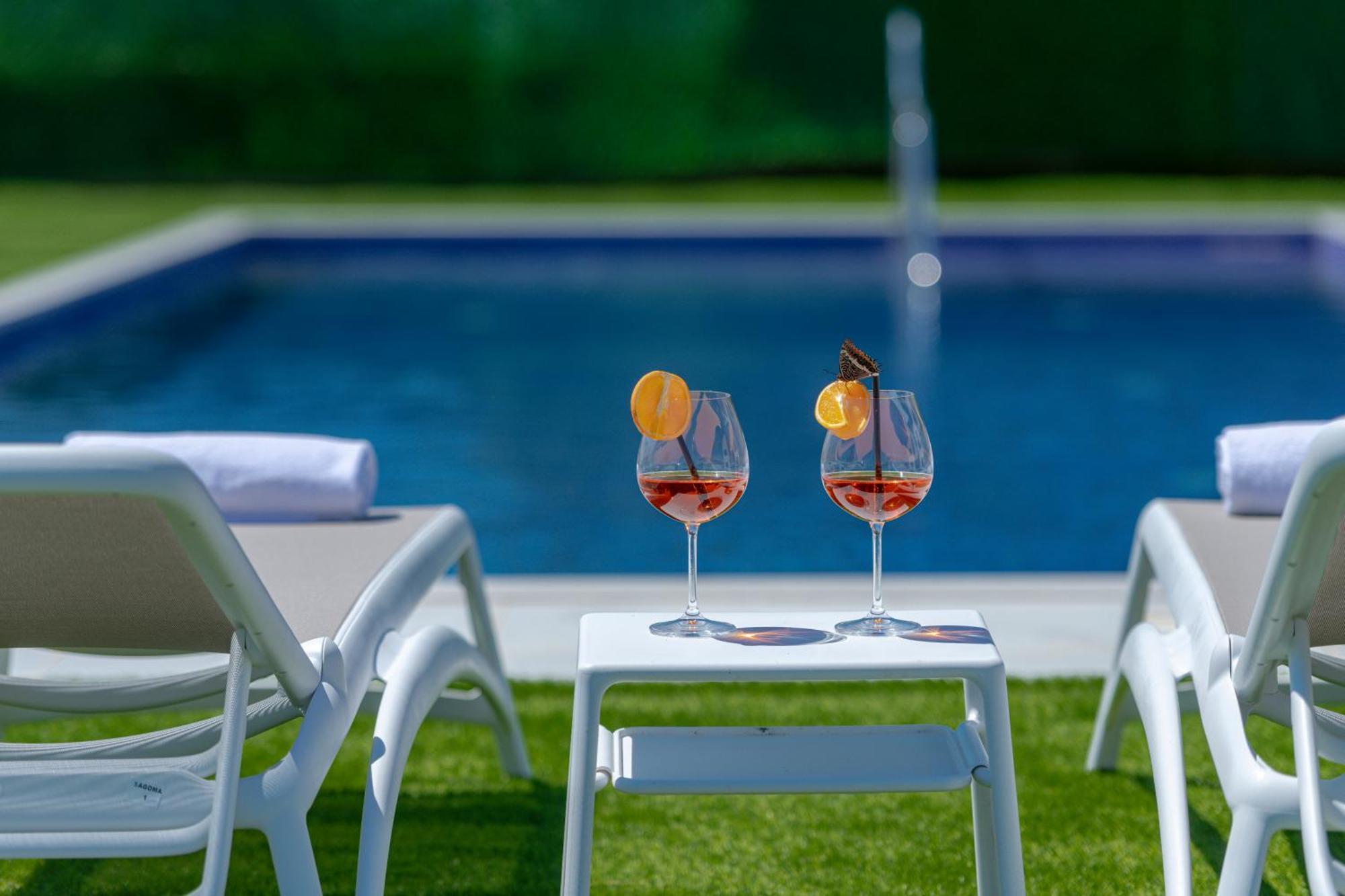 Villa Luxury Estates - Coral & Russelia