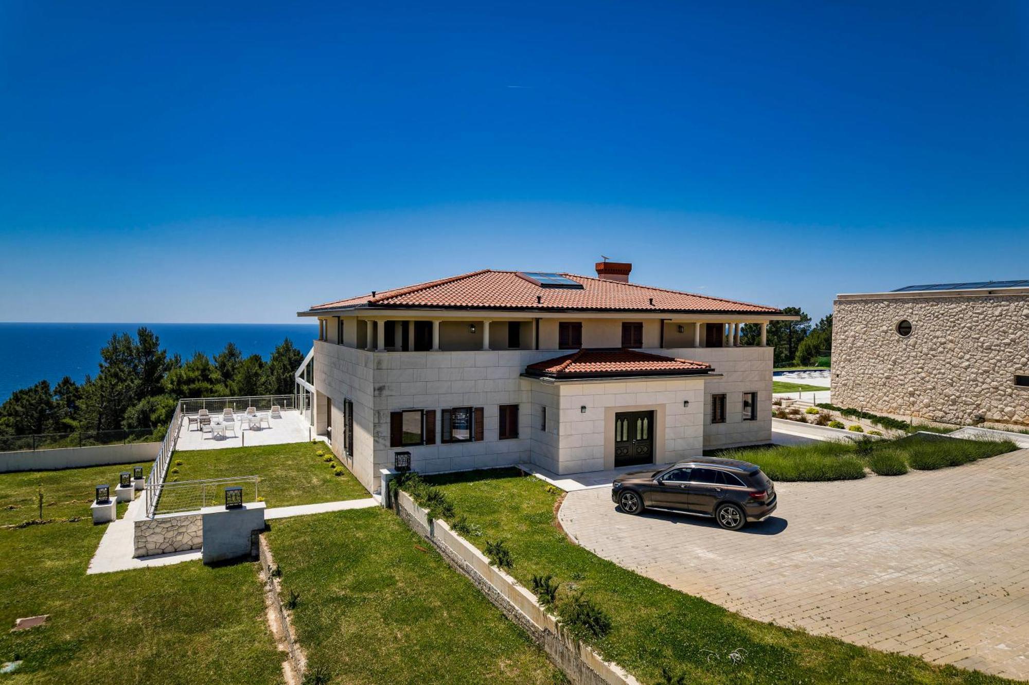 Luxury Estates - Coral & Russelia *