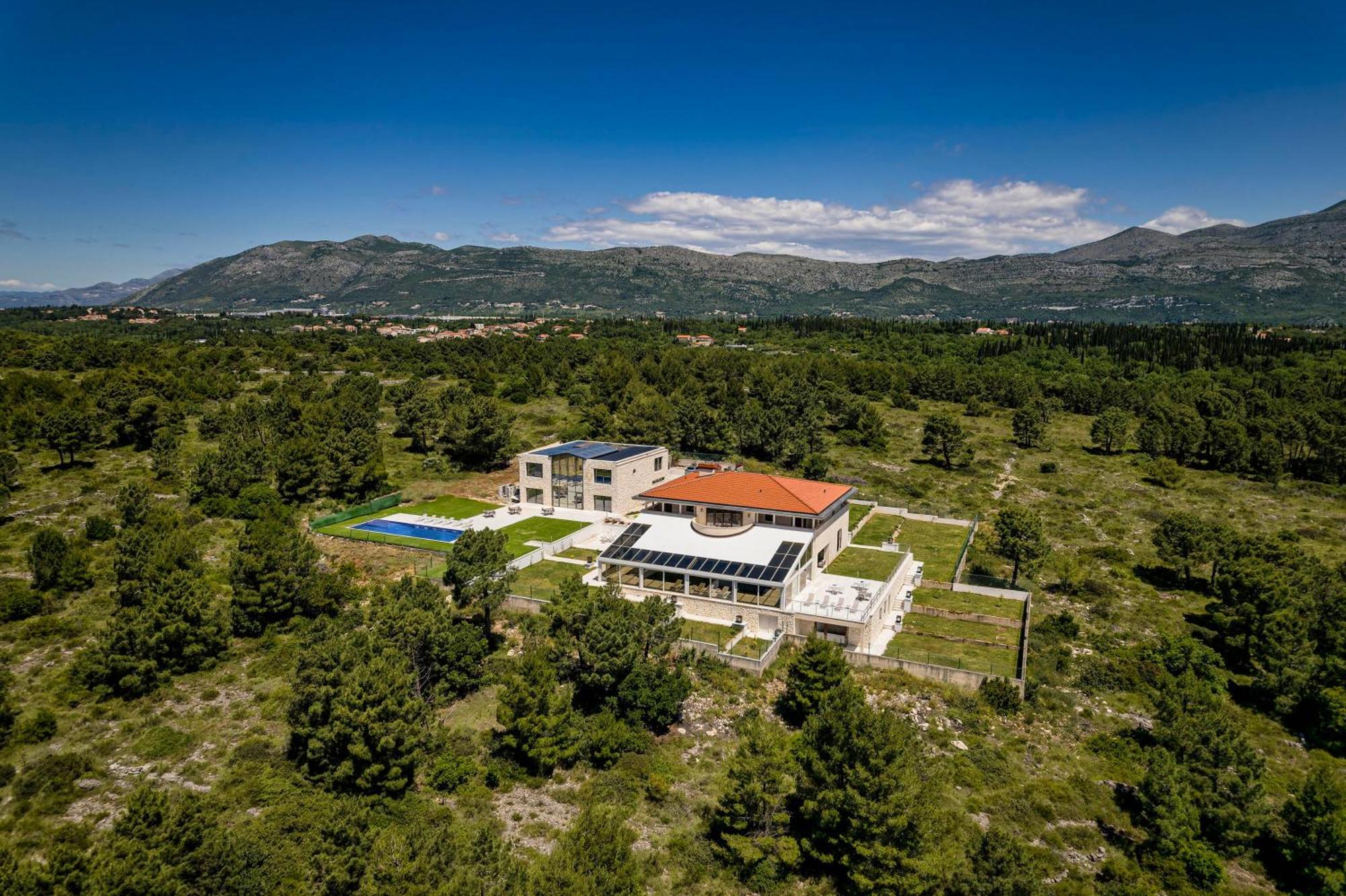 Luxury Estates - Coral & Russelia Villa